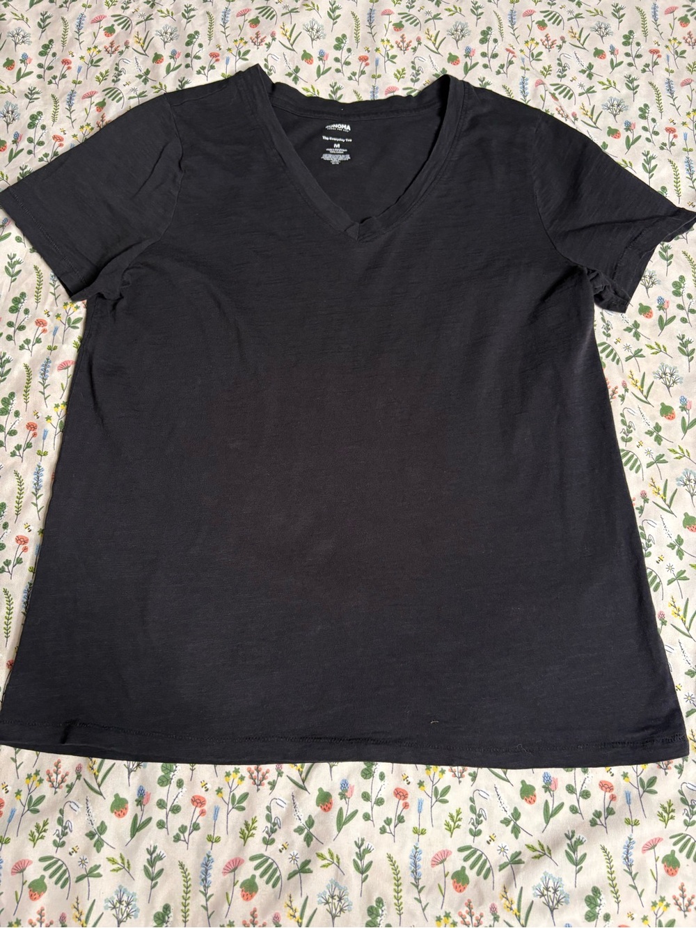 Sonoma Black V-Neck Women's Tee Size Medium